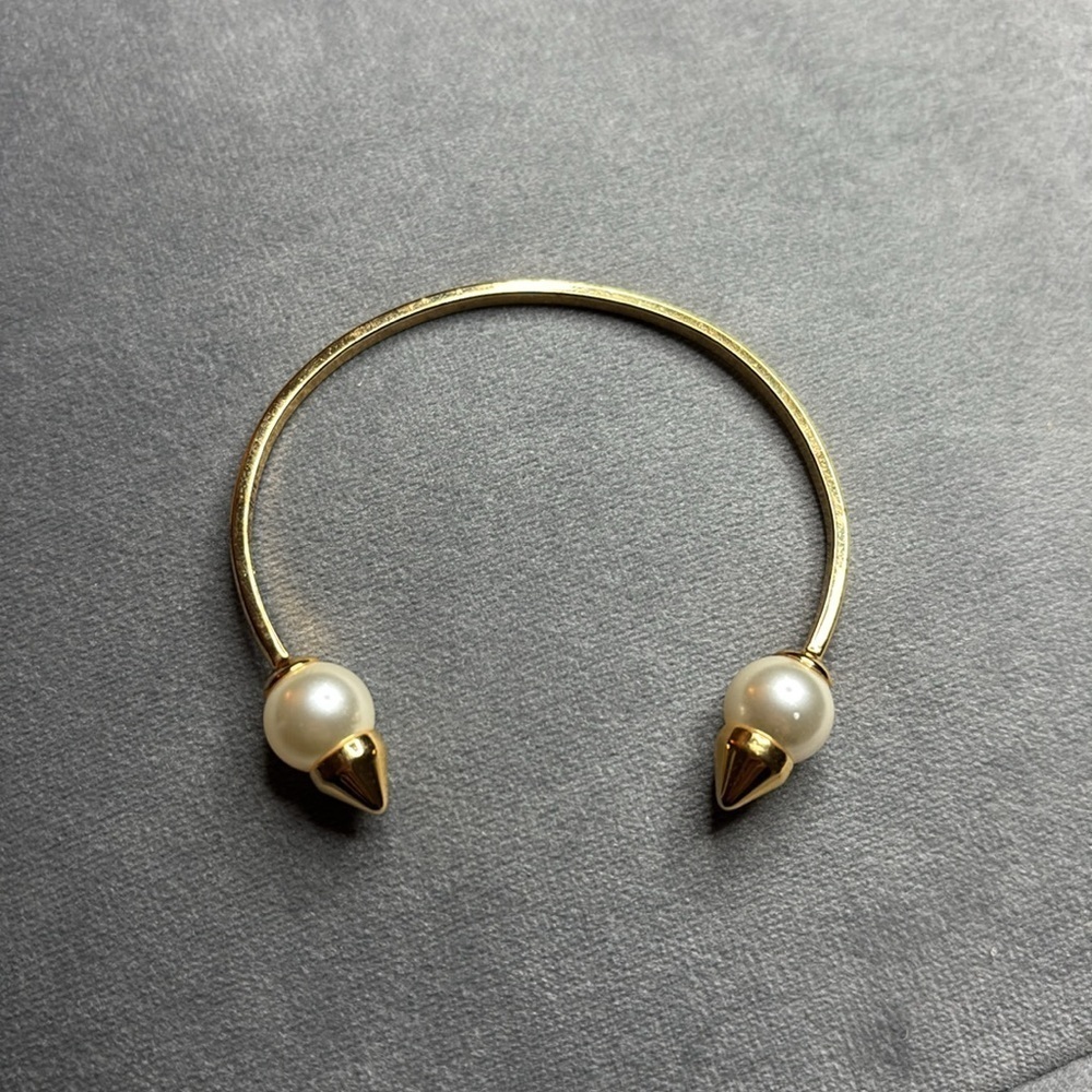Stella & Dot: Elegant Gold and Pearl Bracelet - Picture 2 of 6